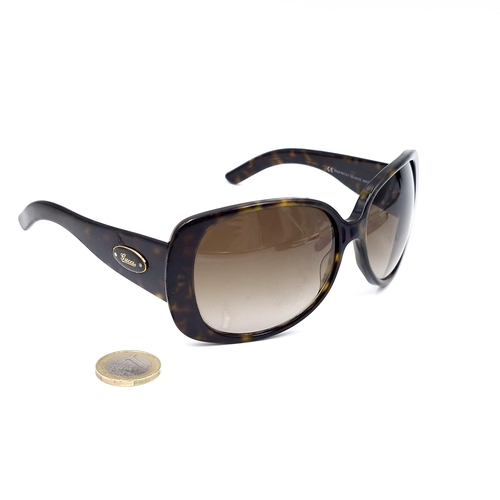 16 - A pair of Gucci sunglasses 'Made in Italy' with reference nos to frame.