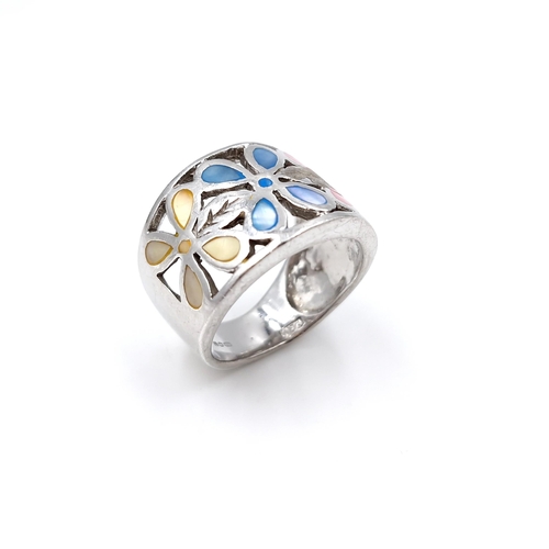 37 - An interesting sterling silver ring set with a vari hue enamelled floral setting. Ring size - M. Wei... 