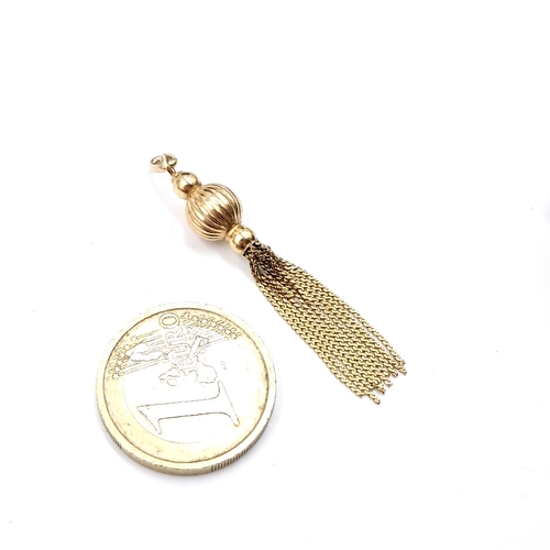 40 - A nine carat gold tasselled pendant. Length - 4 cms. Weight - 2.1 grams.