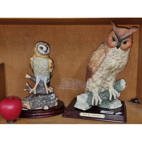 1000 - A delightful pair of ceramic owl figurines, each accompanied by its own wooden pedestal base, one fe... 