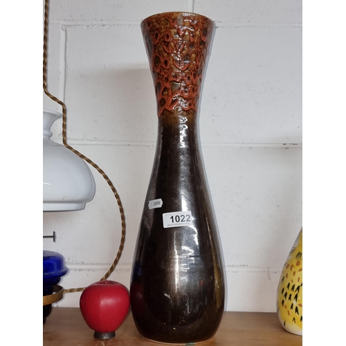 1022 - A large decorative brown studio clay pottery vase.