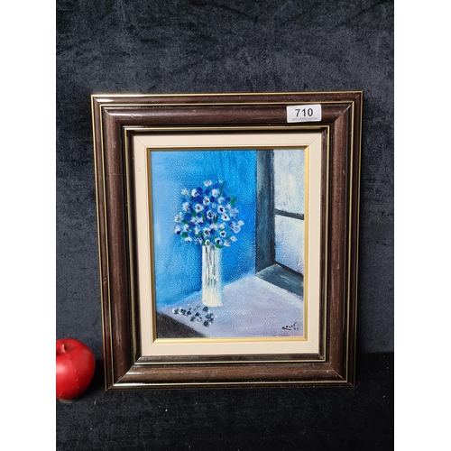 710 - A sweet original oil on canvas painting. Features a still life study of flowers in a vase by the win... 