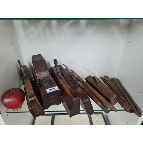 762 - A lot of antique carpentry tools including seven wooden moulding planes and 10 iron inserts for the ... 