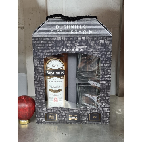 862 - A bottle of Bushmills Irish Whiskey in gift box with two branded whiskey glasses. 70cl 40%.