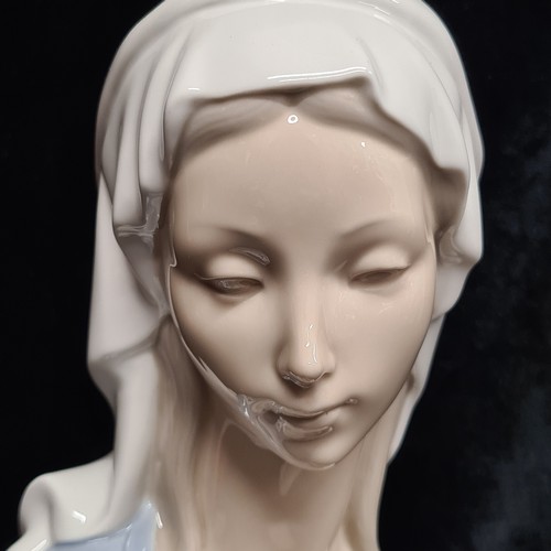 114 - A superb large Spanish Lladro Madonna bust figure. Fully marked in Lovely condition.