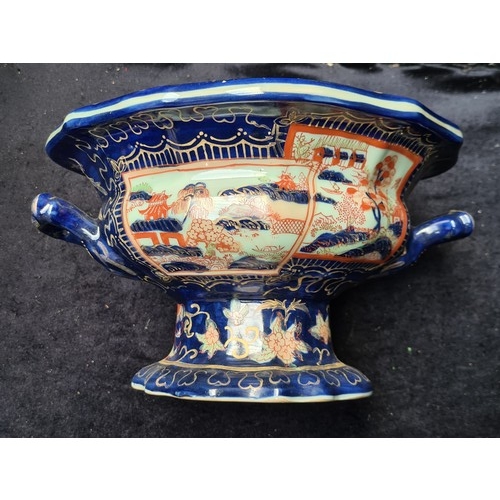 278 - A heavy large Mason's style Ironstone footed tureen / planter. Features rich Japanese style design w... 