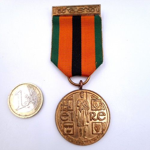 353 - Star Lot : An original Irish Truce Commemorative medal for survivors 1921-1971 With original box and... 