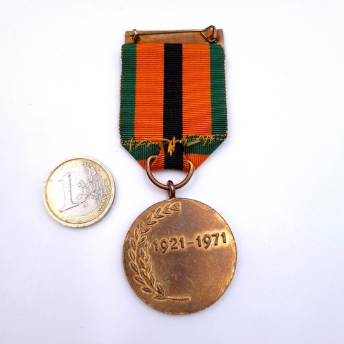 353 - Star Lot : An original Irish Truce Commemorative medal for survivors 1921-1971 With original box and... 