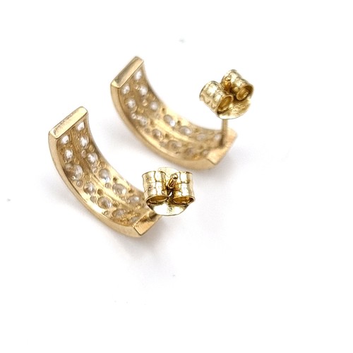 1081 - A fine pair of 9ct Gold earrings with gem stones. §Total Weight: 0.4 g