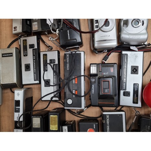 949 - A very large selection of vintage camera equipment held in a aluminium briefcase.  Some of these cam... 