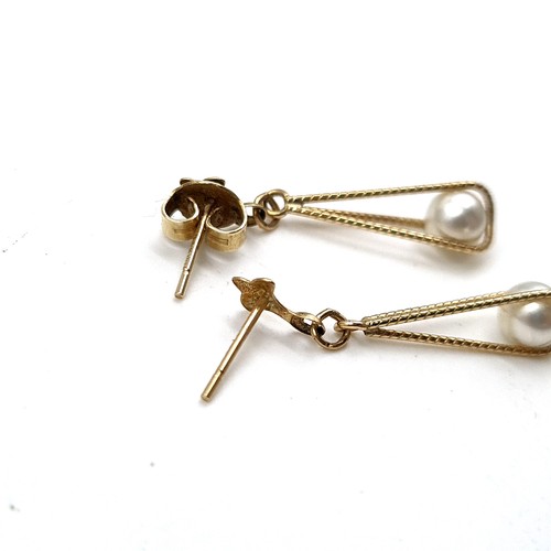 1138 - A very graceful pair of 9k gold and pearl drop earrings. Total Weight: 1.5 g 
Boxed.