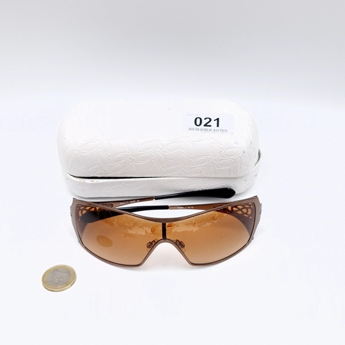 21 - A pair of Oakley dart wrap around framed sunglasses - serial nos to frame. Comes in an Oakley box.