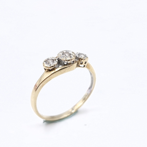 1216 - Star Lot: A fabulous 10 ct gold ring with three sparkling diamonds. Ring Size: M
Total Weight: 1.42 ... 