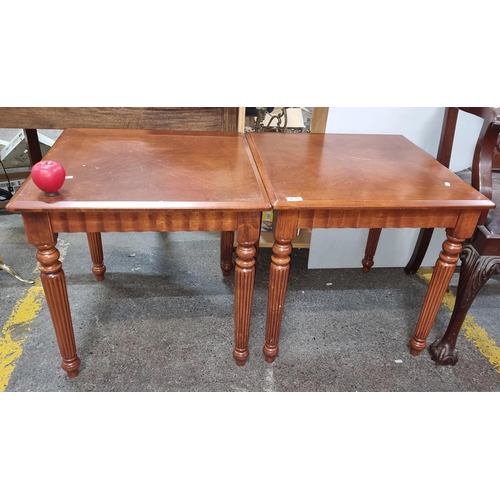 1365 - Two nicely sized occasional side tables featuring sleek tapered reeded legs.
Previous in auction on ... 