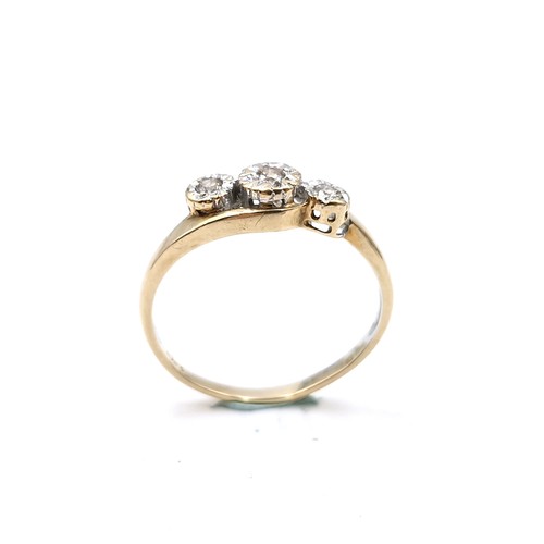 1216 - Star Lot: A fabulous 10 ct gold ring with three sparkling diamonds. Ring Size: M
Total Weight: 1.42 ... 