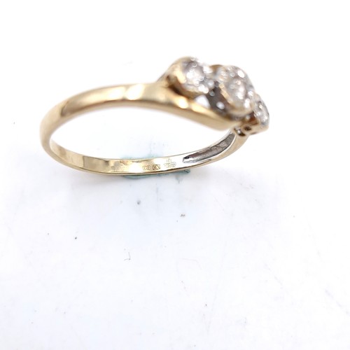 1216 - Star Lot: A fabulous 10 ct gold ring with three sparkling diamonds. Ring Size: M
Total Weight: 1.42 ... 