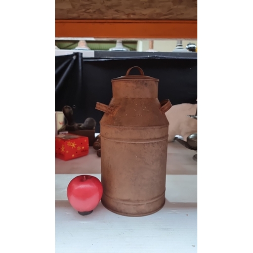 426 - Vintage rustic metal milk can with lid, featuring handles. Approximate height: 30cm.