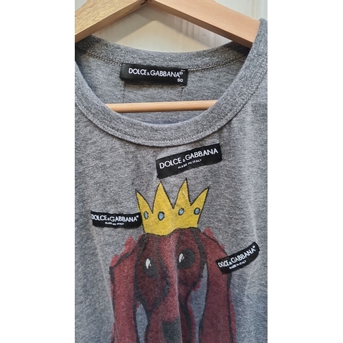 446 - Dolce & Gabbana grey T-shirt features a crowned dog print, logo patches, and graphic detail on the b... 