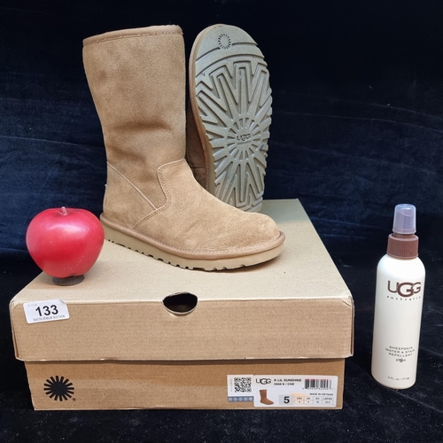 133 - A brad new pair of UGG's K Lil Sunshine ugg boots in a camel colour. Size UK 4 / EU 35. Complete in ... 