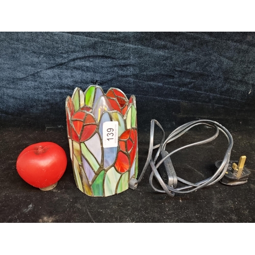 139 - A pretty stained glass table lamp featuring a red tulip design.