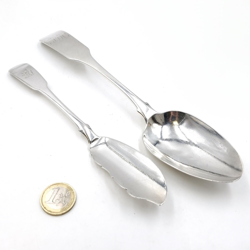 14 - A sterling silver hallmarked London honey/marrow spoon with fiddle stem handle in excellent conditio... 