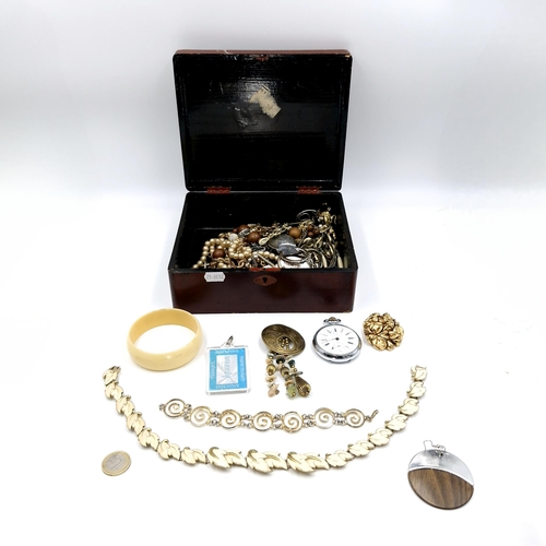 28 - A large assorted collection of vintage jewellery items. As per photographed. Contained in a lacquere... 