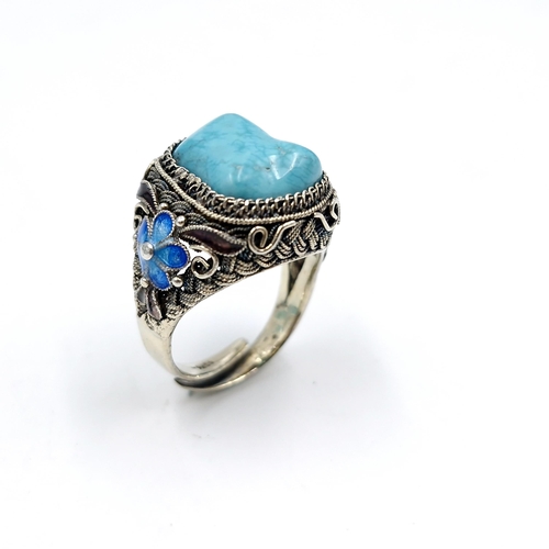 41 - A very pretty vintage style turquoise stone ring with enamel floral detailing mount with adjustable ... 