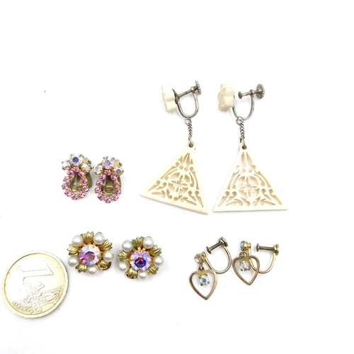 5 - A collection of jewellery items consisting of clasp and twist fitting earrings of vintage origin. Fo... 