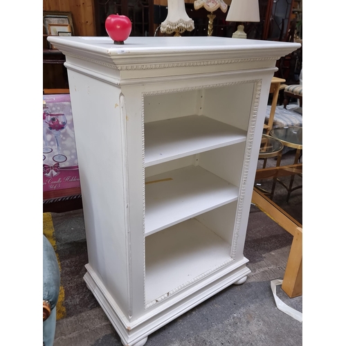 650 - A large French 'Country Corner' cabinet / bookcase. A solid piece of furniture. 
Height: 116cm, Widt... 