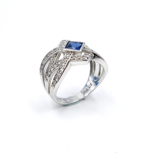 508 - A blue sapphire stone ring with gem set twist mount set in sterling silver. Ring size - S. Weight - ... 