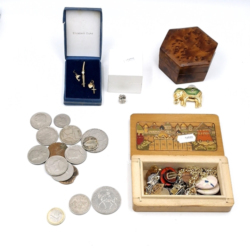 533 - A collection of assorted items consisting of UK & American coinage, boxes of costume jewellery and a... 