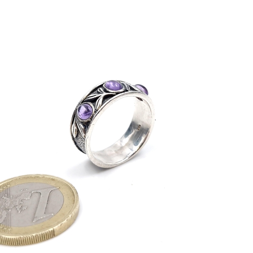 550 - A very pretty vintage hallmarked silver ring with cabochon amethyst stone setting. Size - S. Weight ... 