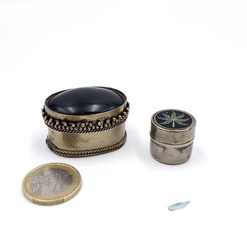 554 - Two antique items - an onyx stone lidded ring box. Together with an inlaid lidded pill box. Total we... 