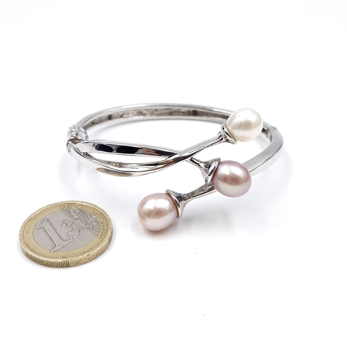 567 - A most attractive sterling silver three natural pearl bracelet set with double clasp. Weight - 22.7 ... 