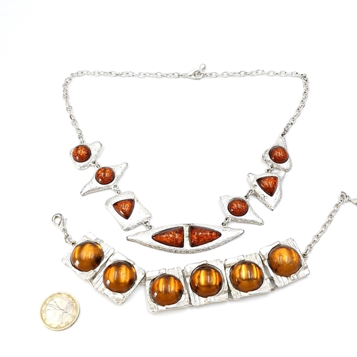 596 - A good quality costume jewellery necklace & bracelet set. Length of necklace - 44 cms. Total weight ... 