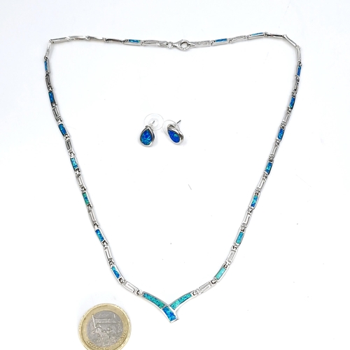 597 - A beautiful matching abalone set consisting of a necklace and stud earrings. Length of chain - 42 cm... 