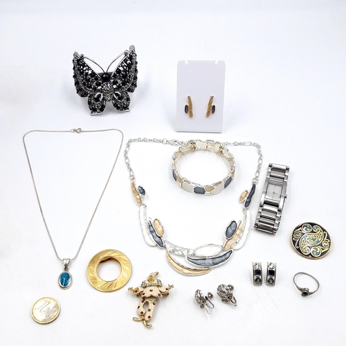 598 - A good collection of jewellery items consisting of gemstone bracelets and watch. Together with a fur... 