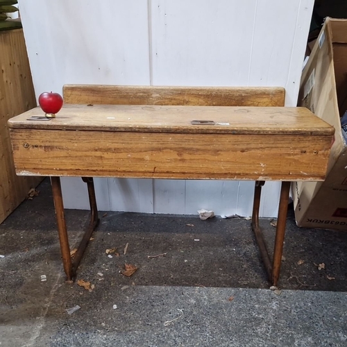 880 - A Vintage school desk from the early 20th century. Made of oak, featuring a classic lift-top design ... 