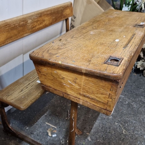 880 - A Vintage school desk from the early 20th century. Made of oak, featuring a classic lift-top design ... 