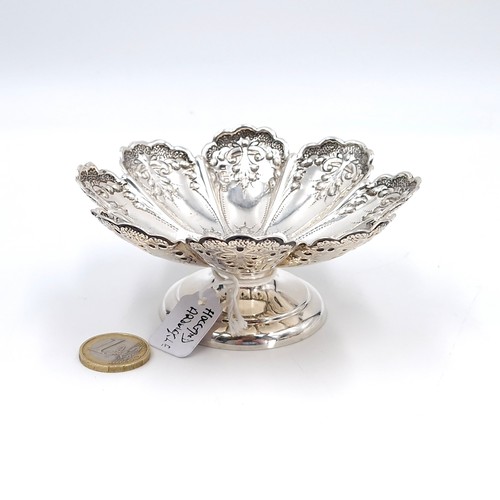 609 - Star Lot : A most attractive shell dish with foliette detailing. Dimensions: 11 cm diameter. Base - ... 