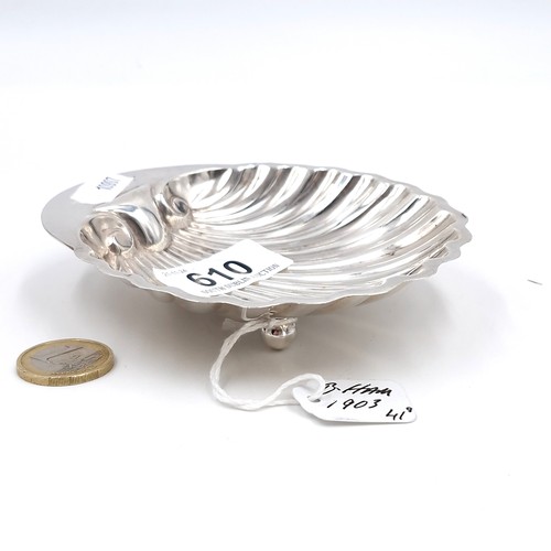 610 - A very handsome scallop shell dish standing on three ball feet. Dimensions: 12 x 10 cms. Hallmarked ... 