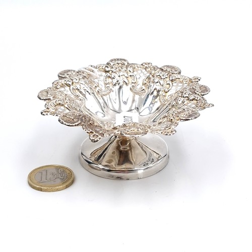 616 - A very pretty antique shell designed raised pin dish. Dimensions: 8 cms diameter. Base - 5 cms diame... 