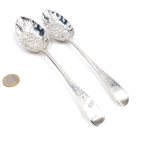 617 - A fine pair of sterling silver berry spoons hallmarked London - 1829. Length - 21 cms. Total weight ... 