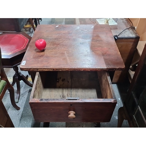 716 - Antique mahogany side table with single drawer and turned legs, from the late 19th century.