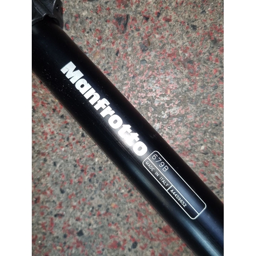 738 - A top quality extending Manfrotto 679B monopod, black, made in Italy.