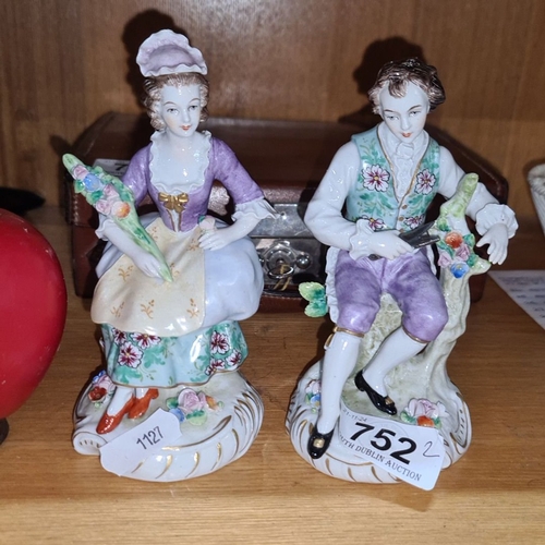 752 - Pair of lovely Sitzendorf porcelain figurines, depicting a man and woman in 18th-century attire, han... 