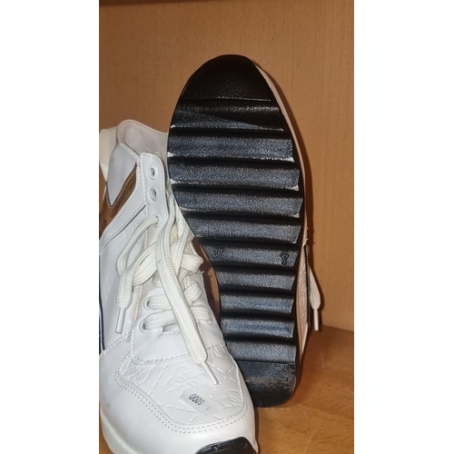 804 - A pair of brand new designer Guess high top trainers. Size EU 37.