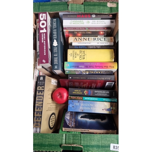 835 - Mixed book lot featuring 