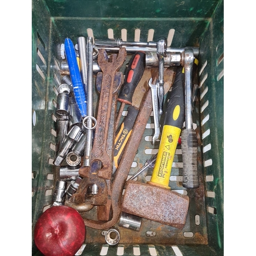 1091 - A box containing a mixed lot of tools. Includes hammers, screwdrivers and other tool bits.