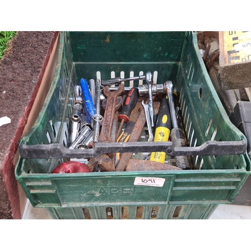 1091 - A box containing a mixed lot of tools. Includes hammers, screwdrivers and other tool bits.